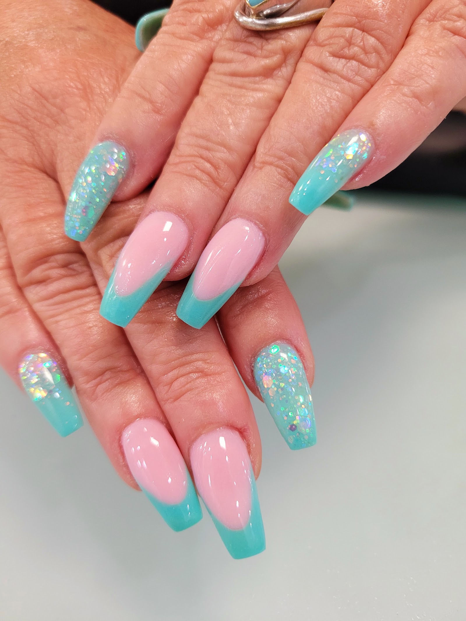 Distinctive Nails logo