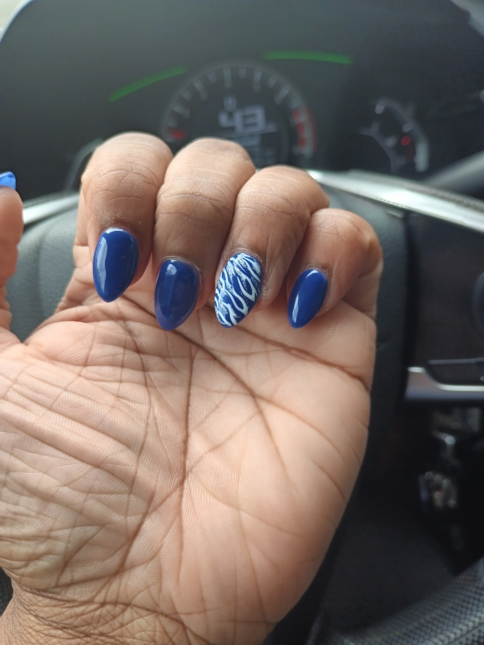 Distinctive Nails nail photo 2